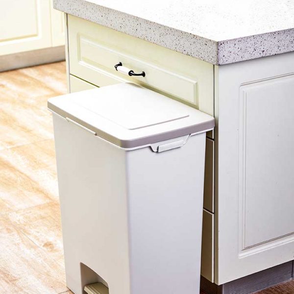 close-up-white-soft-close-bin-in-kitchen (1015639627)