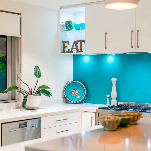 modern-white-kitchen-printed-glass-splashbacks (1041146686)