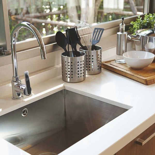 close-up-modern-stainless-stell-kitchen-sink (374567068)