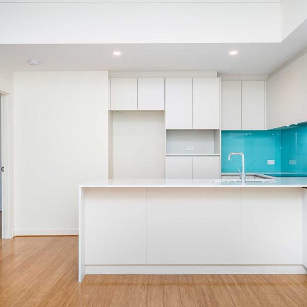 white-kitchen-with-blue-coloured-splashbacks (759265093)